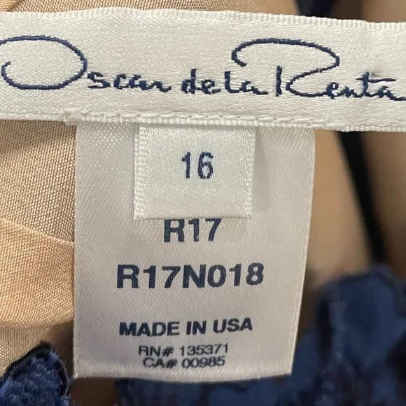 OSCAR DE LA RENTA Lace Evening Gown - Picture 6 of 6